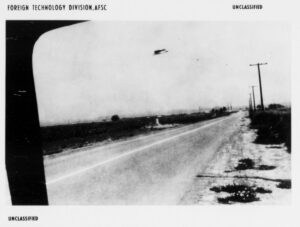 Uma das fotos famosas que consta dos arquivos liberados. Santa Ana, Califórnia, 3 de agosto de 1965, tirada pelo engenheiro de tráfego rodoviário Rex Heflin, enquanto dirigia