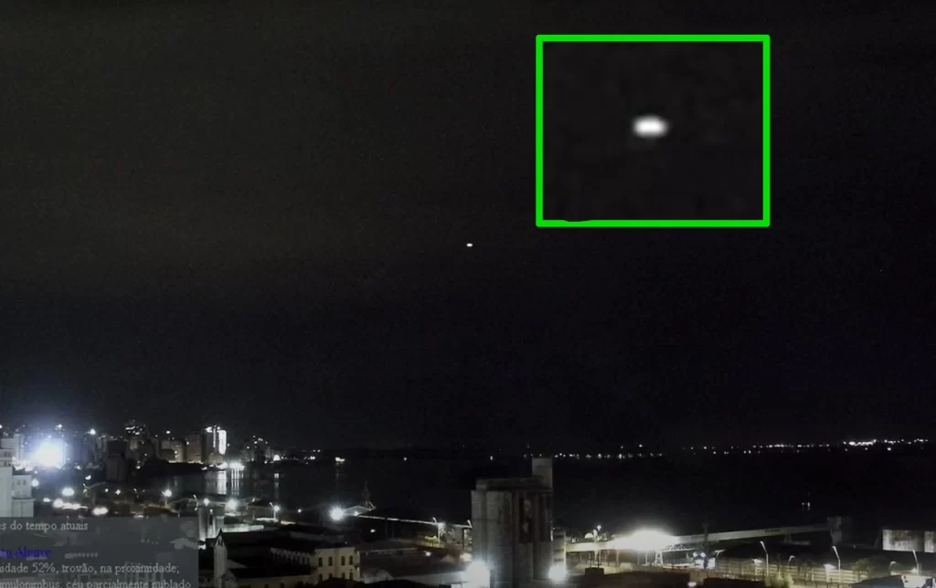 Luz misteriosa em Porto Alegre causa frenesi online e intriga observadores 1 No destaque, a luz misteriosa registrada duas vezes sobre a Avenida Castelo Branco, em Porto Alegre (Reprodução - Youtube)