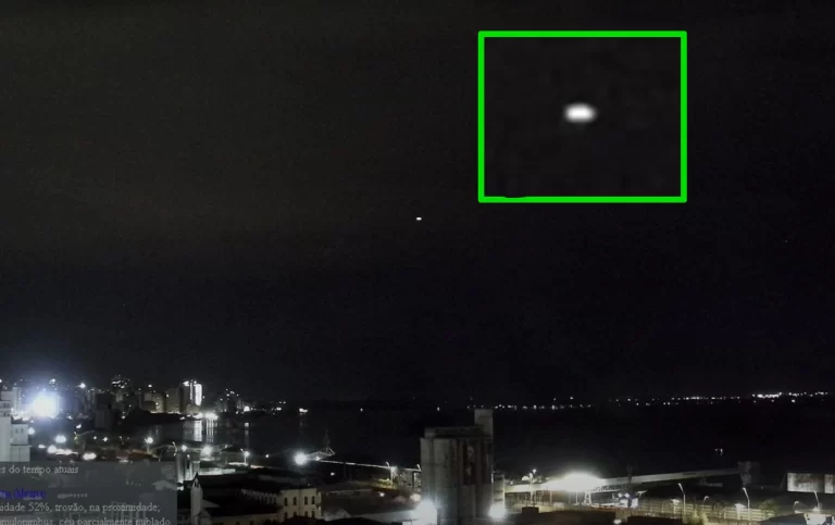 No destaque, a luz misteriosa registrada duas vezes sobre a Avenida Castelo Branco, em Porto Alegre (Reprodução - Youtube)