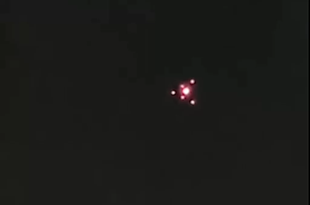 Brasil e o mundo em alerta: crescem avistamentos de luzes misteriosas após onda de drones nos EUA 1 Luz estranha na forma de um objeto triangular supostamente registrada em Curitiba, Paraná (Redes Sociais)