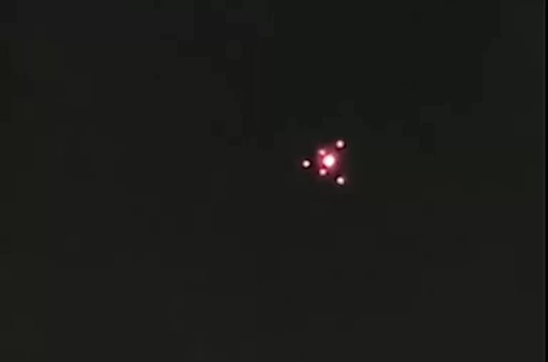 Luz estranha na forma de um objeto triangular supostamente registrada em Curitiba, Paraná (Redes Sociais)