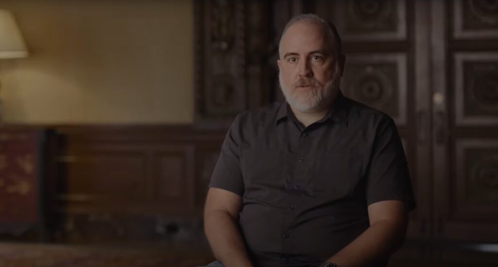 Ex-diretor da UAP Task Force diz ter visto seres não humanos e suas tecnologias 2 Jay Stratton, diretor da extinta UAP Task Force, que acabou substituída pelo AARO (Reprodução/Youtube/The Age Of Disclosure)