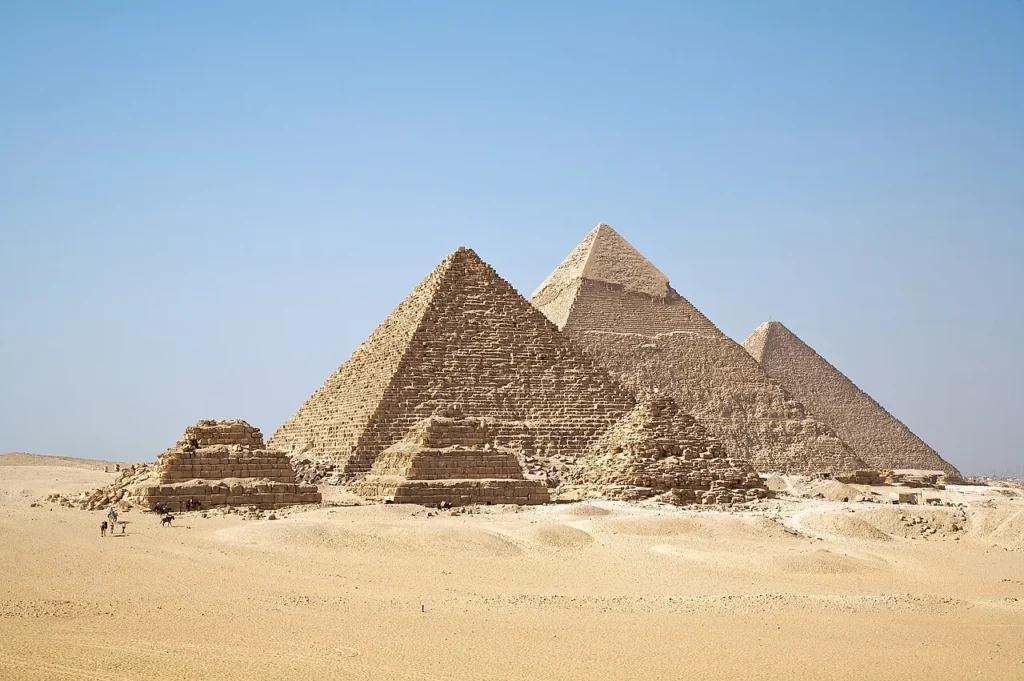 Pirâmides do Egito: possível localização de Amenti e estruturas subterrâneas reacendem teorias sobre extraterrestres 1 As três pirâmides principais de Gizé, Egito, assim como as pirâmides subsidiárias e outras estruturas do complexo de Gizé (Imagem: Ricardo Liberato/All_Gizah_Pyramids/Wikimedia/CC2.0)