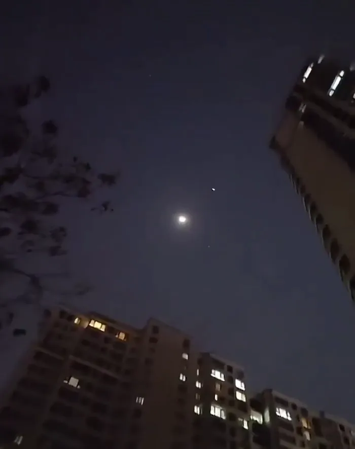 Intrigante objeto luminoso registrado sobre Hebei, na China 2 Captura de frame do vídeo de objeto brilhante registrado em Hebei, na China. Gravação tem apenas 16 segundos