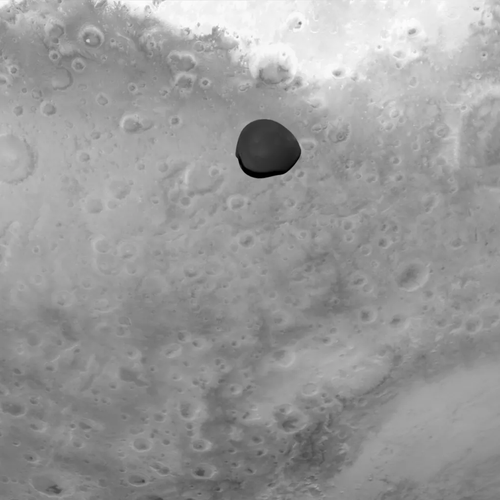 Missão Hera da ESA faz imagens inéditas de Deimos, lua de Marte 2 Deimos, uma curiosa rocha escura e lisa, aparentemente (ESA)