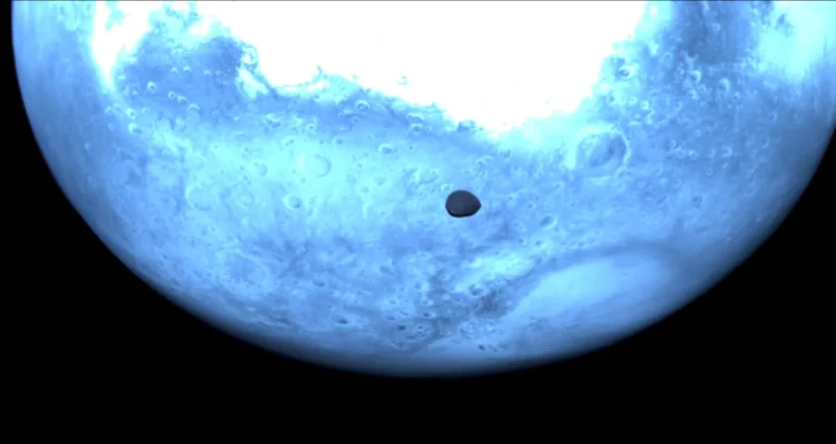 Deimos com Marte ao fundo, vistos a partir da sonda Hera, usando o equipamento denominado Hyperscout-H (ESA)