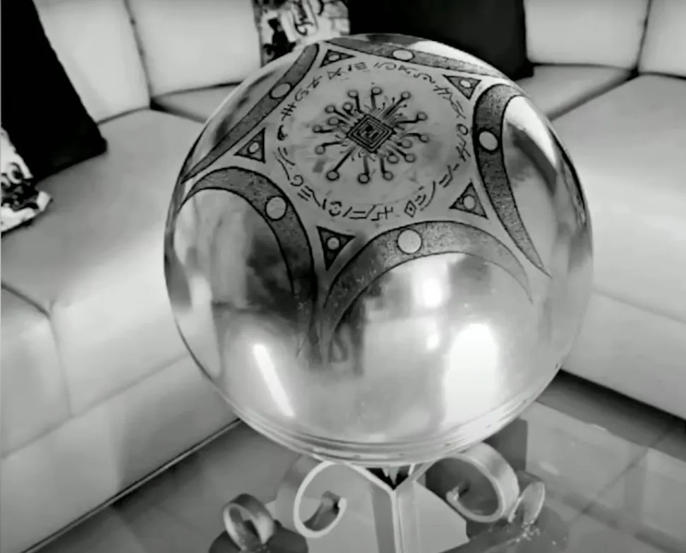 Sai análise de raios-x do misterioso OVNI 'Esfera de Buga'. Mas especialista aponta problemas 5 A esfera de Buga em exposição como enfeite de mesa no vídeo de divulgação das análises (Captura de tela: Maussan Television, Youtube)