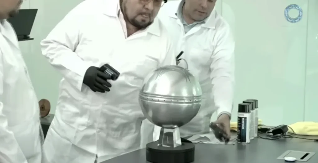 Ovni Esfera de Buga: mais análises improvisadas, misturadas com teorias mirabolantes 5 Analistas se revezam na 'bancada' para as diferentes medições que estão sendo divulgadas pelo Canal Maussan Television, no Youtube (Reprodução/Youtube/Maussan Television)