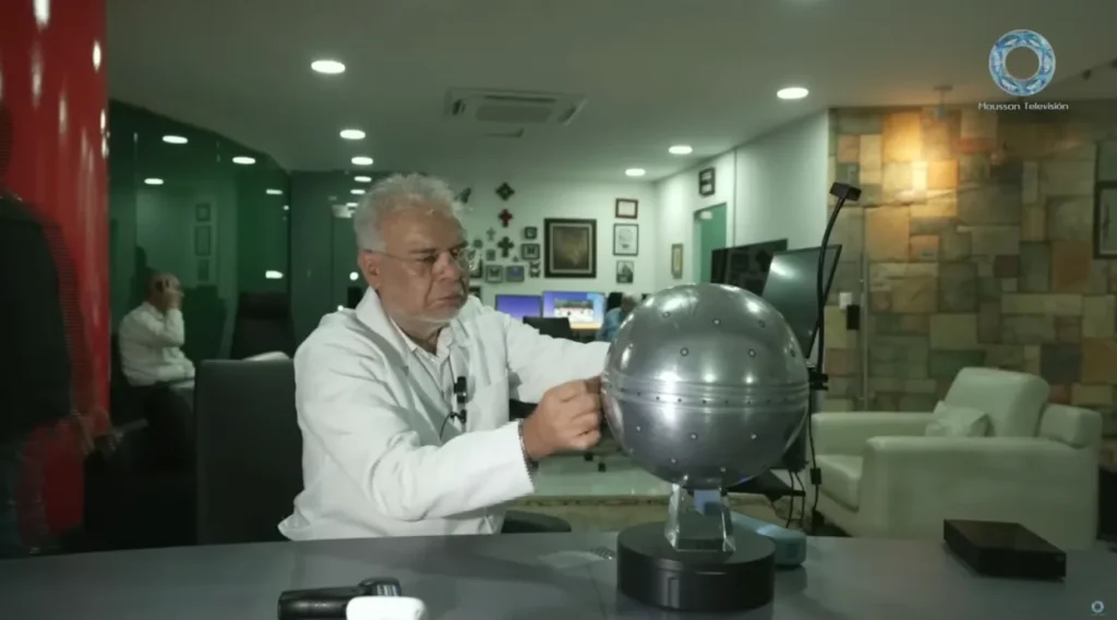 Ovni Esfera de Buga: mais análises improvisadas, misturadas com teorias mirabolantes 1 O 'ambiente controlado' das análises realizadas até agora no suposto óvni 'Esfera de Buga' (Reprodução/Youtube/Maussan Television)