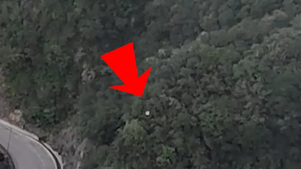 Ovni na Serra do Rio do Rastro: drone filma objetos em alta velocidade 2 Objeto esférico registrado em alta velocidade na Serra do Rio do Rastro, em SC, durante gravação em 4k feita pelo 'droneiro' Warzan (Reprodução_Youtube)