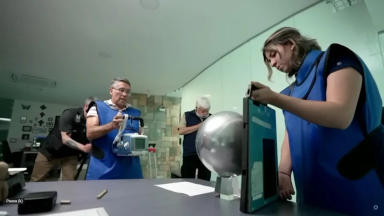 Segurando um aparelho portátil de Raios-X, Dr. Velásquez analisou o interior da esfera de Buga (Reprodução: Maussan Television)