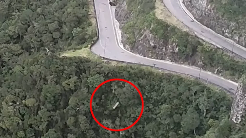 Ovni na Serra do Rio do Rastro: drone filma objetos em alta velocidade 3 Um dos 3 OVNIs registrados na Serra do Rio do Rastro, em SC, por 'droneiro' famoso (Reprodução_Youtube)