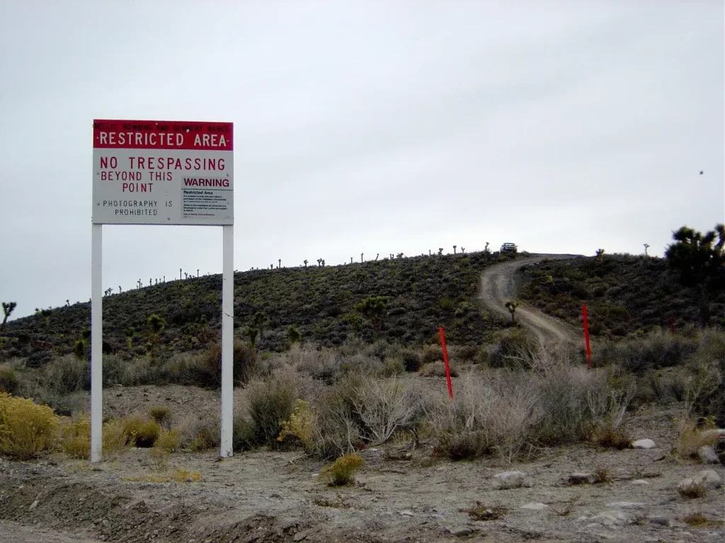 Acobertamento ou 'ritual de trote'? Wall Street Journal cria (mais) polêmica na ufologia dos EUA 2 Área 51 e suas placas de alerta contra intrusos (Por: X51 Flickr: https://www.flickr.com/photos/x51/ Web: http://x51.org | Wikimedia)