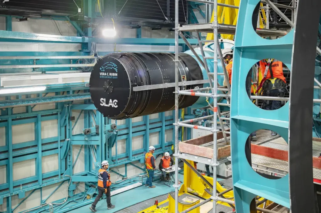 Primeiras imagens do Observatório Vera Rubin inauguram nova era na astronomia 3 Câmera LSST sendo instalada em março de 2025 - Crédito: RubinObs-NOIRLab-SLAC-NSF-DOE-AURA-B. Quint