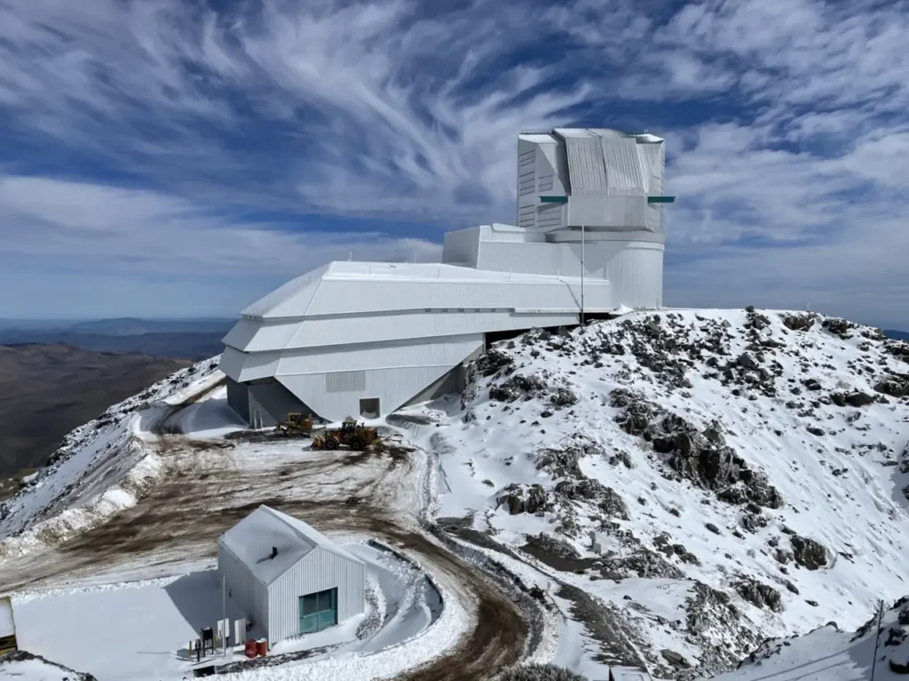Vista externa das instalações do Observatório Vera C. Rubin (rubinobservatory.org)