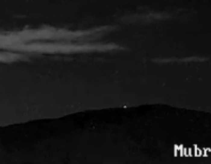 Coluna de luz misteriosa na Serra do Vulcão (RJ) intriga pesquisadores 2 Sequência do estranho comportamento de luzes captadas pela Mubras na Serra do Vulcão, em Nova Iguaçu