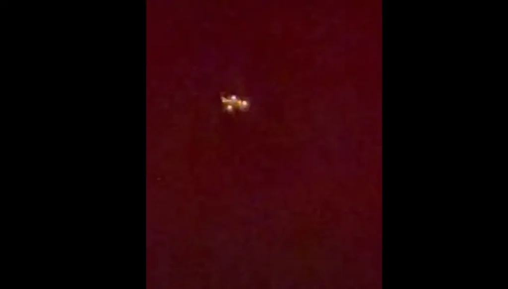 Não eram drones: vídeos da USAF mostram aviões comerciais sobre Wright-Patterson 2 Captura de tela de um dos vídeos liberados como 'imagens de UAPs' sobre base milita