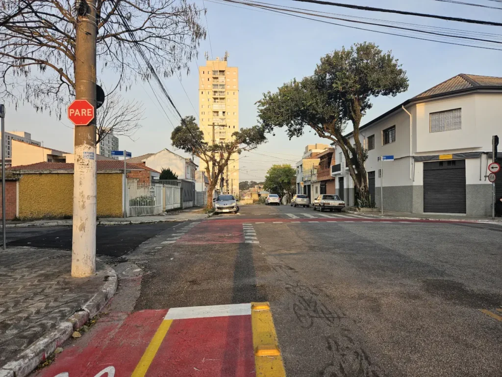 Canal Brazil UFO esclarece mistério do OVNI do Sacomã 6 A menos de 2 quarteirões do local da queda, cruzamento da Rua Elba com a Rua Sava - clima de interior e muito vento. Comum na Vila Moinho Velho (foto Portal Vigília)
