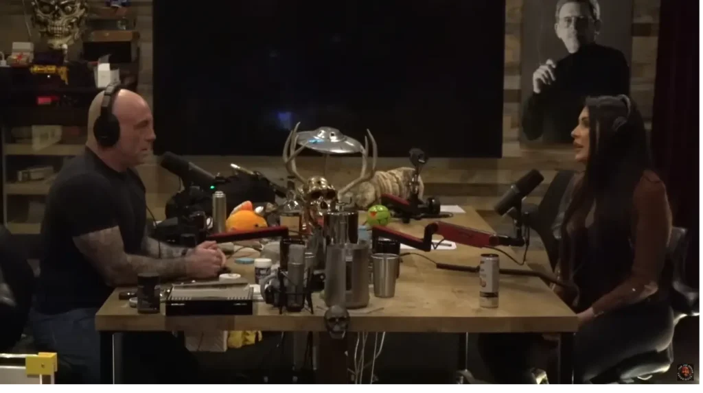 Congressistas dos EUA falam de espécies alienígenas do Pentágono a instalações secretas 3 Congressista Anna Luna no podcast de Joe Rogan (Reprodução/Youtube Joe Rogan)