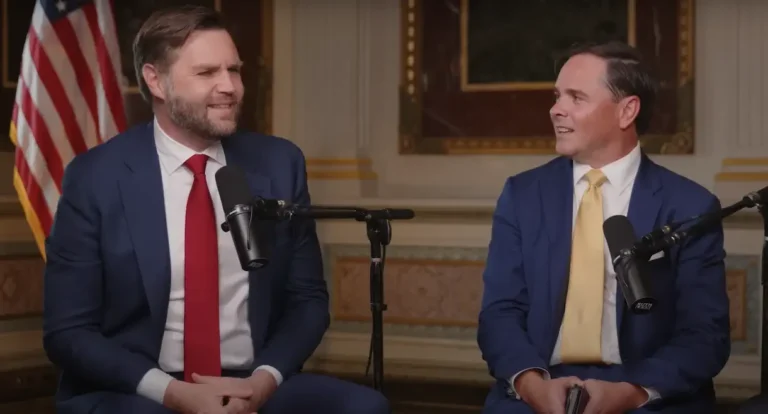 JD Vance, à esquerda, vice-presidente dos EUA, disse estar obcecado por UAPs - OVNIs (Reprodução: Youtube Ruthless Podcast)