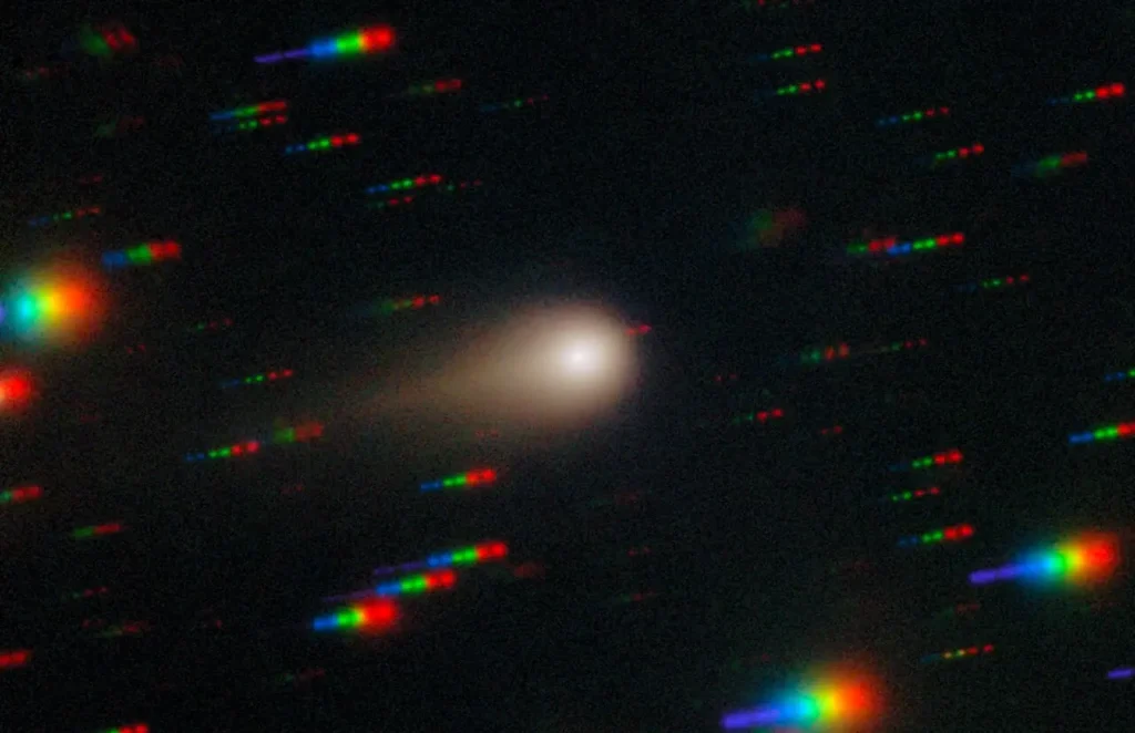 3I/ATLAS mostra cauda crescente em novas imagens, mas polêmica sobre "censura" persiste 1 3I/ATLAS (com cauda) registrado pelo Gemini Multi Object Spectrograph (GMOS), no observatório Gemini Sul, em Cerro Pachón - Chile International Gemini Observatory/NOIRLab/NSF/AURA/Shadow the Scientist Image Processing: J. Miller & M. Rodriguez (International Gemini Observatory/NSF NOIRLab), T.A. Rector (University of Alaska Anchorage/NSF NOIRLab), M. Zamani (NSF NOIRLab)