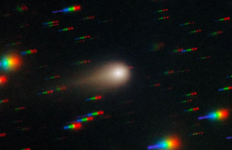 3I/ATLAS (com cauda) registrado pelo Gemini Multi Object Spectrograph (GMOS), no observatório Gemini Sul, em Cerro Pachón - Chile International Gemini Observatory/NOIRLab/NSF/AURA/Shadow the Scientist Image Processing: J. Miller & M. Rodriguez (International Gemini Observatory/NSF NOIRLab), T.A. Rector (University of Alaska Anchorage/NSF NOIRLab), M. Zamani (NSF NOIRLab)