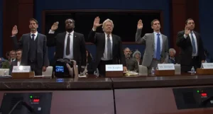 As cinco testemunhas convidades prestam juramento durante audiência no COngresso dos EUA (Reprodução _Youtube)