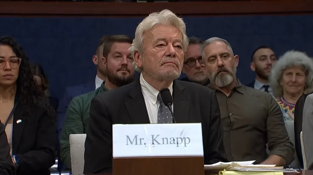 Jornalista investigativo George Knapp, especializado na cobertura do tema UAPs/UFOS.