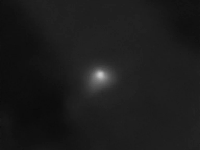 Imagem do 3i/Atlas obtida pela câmera HiRiSe, do Mars Reconnaissance Orbiter (NASA)