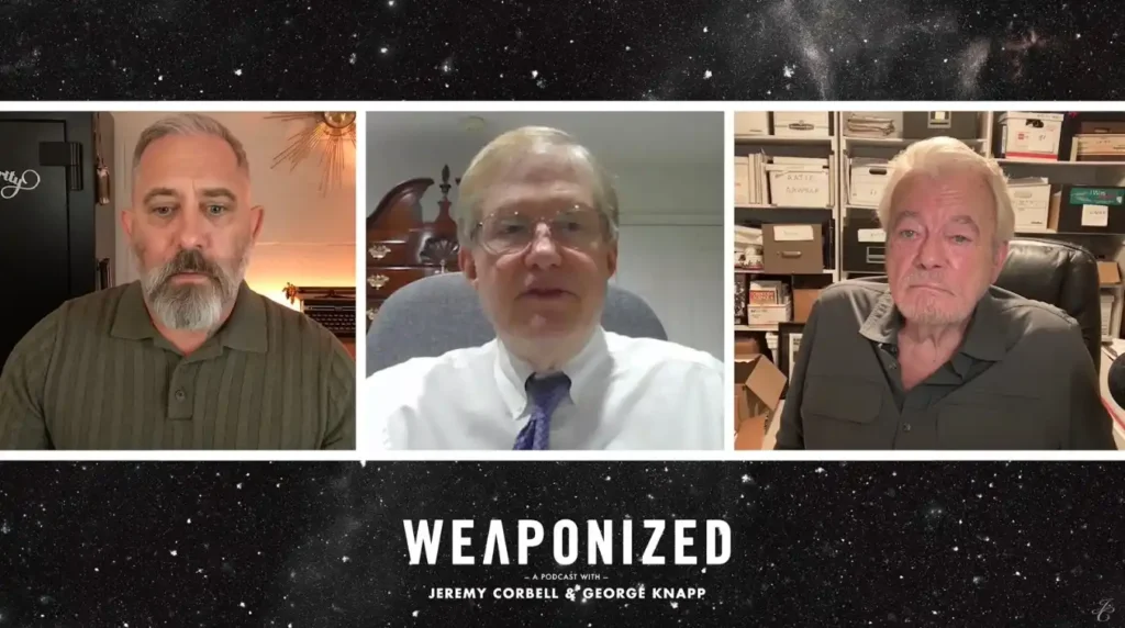 Dr. Lacatski confirma posse de OVNI, nega detalhes e exige que Congresso leia seus livros 2 Lacatski sendo entrevistado no podcast Weaponized, por Jeremy Corbell e George Knapp (reprodução - Youtube)