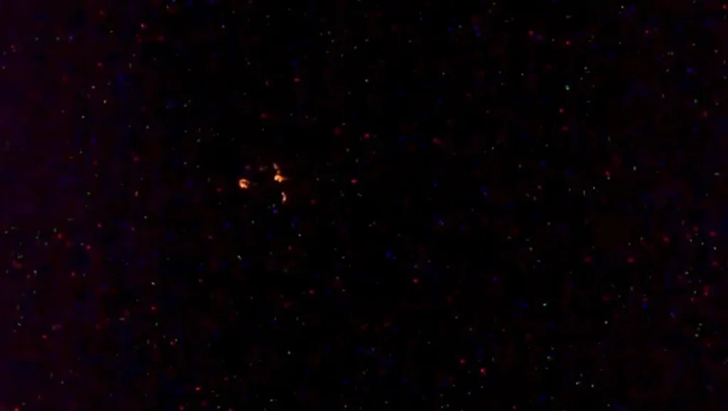 Luzes de suposto 'objeto triangular' captado por câmera da NASA na Estação Espacial Internacional (reprodução - Youtube)