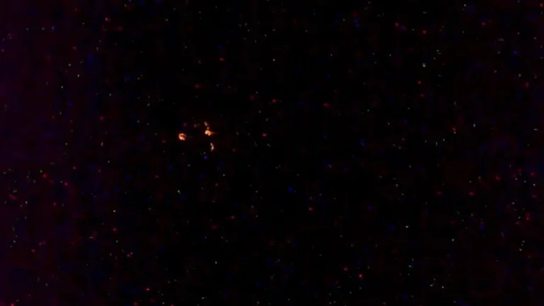 Luzes de suposto 'objeto triangular' captado por câmera da NASA na Estação Espacial Internacional (reprodução - Youtube)