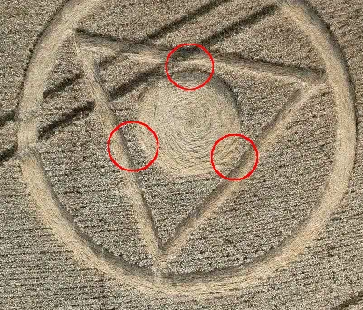 Fenômeno recorrente: em 2025, agroglifo volta a aparecer em Ipuaçu, SC 2 Nenhuma das distâncias é igual, na figura que procurar transmitir simietria. (Marcações sobre foto reprodução-Facebook da Prefeitura de Ipuaçu)