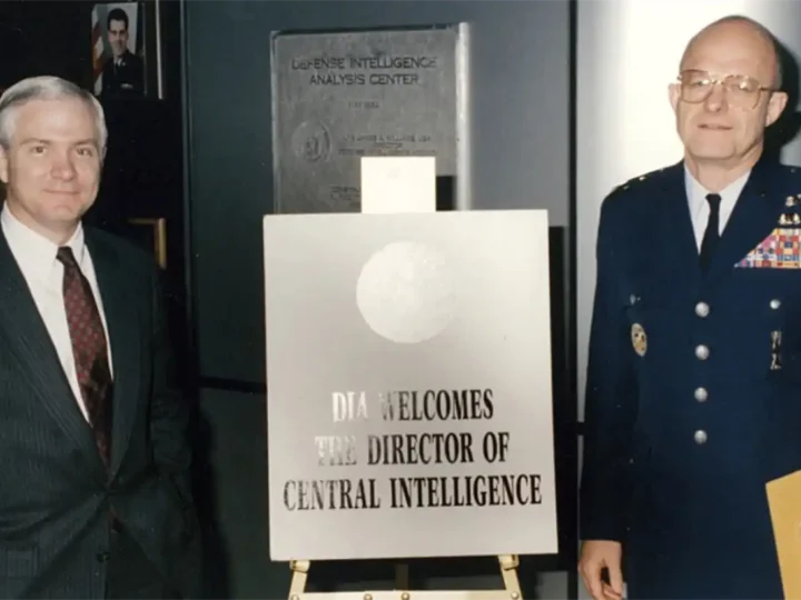 Ex-Diretor de Inteligência dos EUA, James Clapper revela programa UAP. Mas Força Aérea se cala