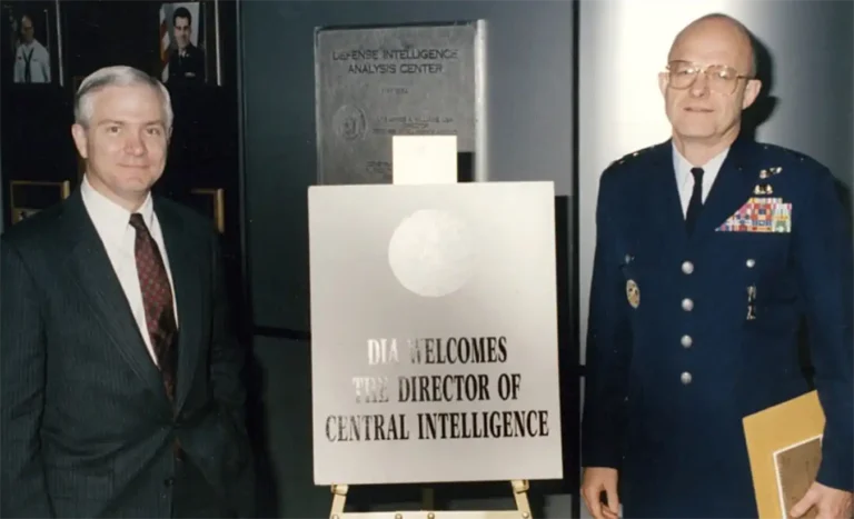 O Tenente-General James Clapper (à direita), que alcançou o posto de Tenente-General na Força Aérea dos EUA e mais tarde serviu como Diretor de Inteligência Nacional, na sede da Agência de Inteligência de Defesa (DIA) na Base Aérea de Bolling, em Washington, DC, em 17 de janeiro de 1992. Clapper, visto aqui com o Diretor da Agência Central de Inteligência (CIA) Robert Gates, estava servindo como Diretor da Agência de Inteligência de Defesa quando a foto foi tirada e é a fonte da recente alegação sobre um programa secreto da Força Aérea dedicado ao rastreamento de UAPs (crédito: Wikipedia)