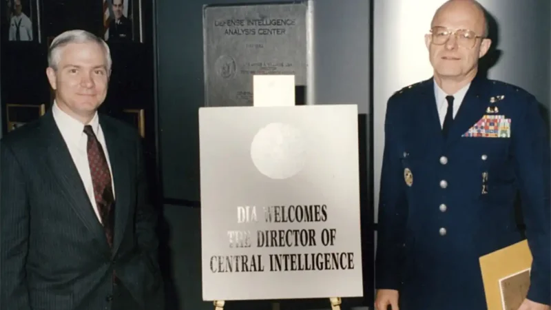 Ex-Diretor de Inteligência dos EUA, James Clapper revela programa UAP. Mas Força Aérea se cala