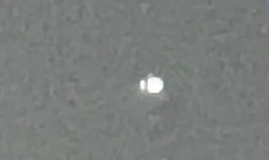 Foto obtida por morador no Piauí, em grande ampliação, mostraria luz noturna em formato bipartido (Reprodução)