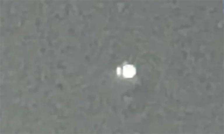 Foto obtida por morador no Piauí, em grande ampliação, mostraria luz noturna em formato bipartido (Reprodução)