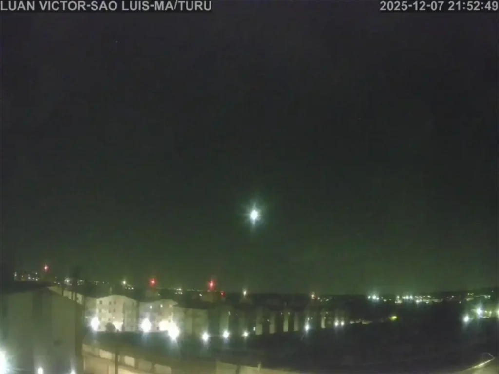 Desmistificado: OVNI de São Luís era teste de drone e os horários coincidem 2 Registro de uma forte luz com uma trajetória inusitada, feita por Luan Victor (reprodução/Instagram)