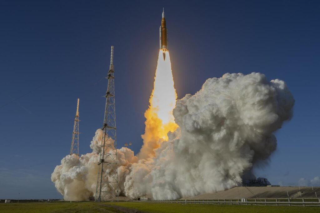 Artemis II: foguete SLS decolou com sucesso nesta quarta-feira, 1º de abril de 2026, às 19h35 (horário de Brasília), marcando o início da primeira jornada tripulada ao espaço profundo em mais de meio século (foto: NASA/Jim Ross)