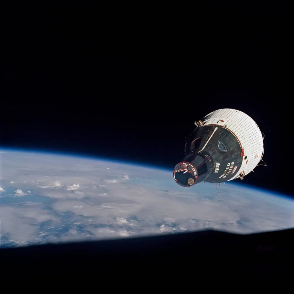 A NASA e sua admissão oficial de lidar (em segredo) com UAPs nos documentos da iniciativa PURSUE 3 Nesta foto de 15 de dezembro de 1965, a espaçonave Gemini-VII é vista da espaçonave Gemini-VI-A durante sua missão de encontro no espaço (NASA).