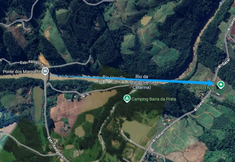 Luzes misteriosas são filmadas sobre o Rio da Prata, em Santa Catarina 3 A visualização da região via satélite mostra uma linha reta da ponte até a área do campo de futebol, seguindo o curso do rio (Google Maps)