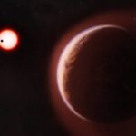 Nesta representação artística, o exoplaneta LHS 1140 b aparece em primeiro plano, envolto em uma atmosfera rica em hélio. Ao fundo, outro planeta rochoso próximo orbita a mesma estrela anã vermelha fria. Um novo estudo apresenta a evidência mais sólida até o momento de que o LHS 1140 b preservou sua atmosfera, marcando um passo importante rumo à descoberta de planetas rochosos semelhantes à Terra fora do nosso sistema solar. Crédito: Melissa Weiss/CfA