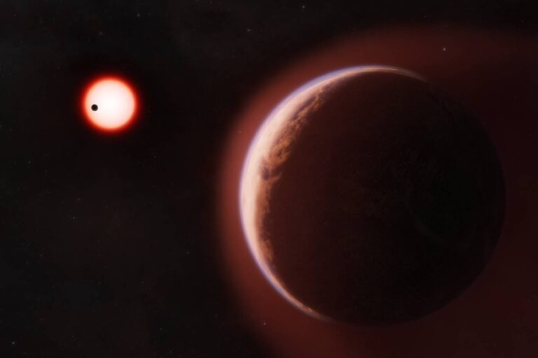 Nesta representação artística, o exoplaneta LHS 1140 b aparece em primeiro plano, envolto em uma atmosfera rica em hélio. Ao fundo, outro planeta rochoso próximo orbita a mesma estrela anã vermelha fria. Um novo estudo apresenta a evidência mais sólida até o momento de que o LHS 1140 b preservou sua atmosfera, marcando um passo importante rumo à descoberta de planetas rochosos semelhantes à Terra fora do nosso sistema solar. Crédito: Melissa Weiss/CfA
