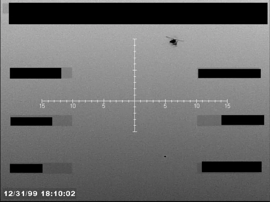 Operação secreta teria atraído orbes em base militar dos Estados Unidos 7 Momento em que uma das testemunhas teria registrado um helicóptero próximo a um dos objetos (fbi-photo-b7, Release 01, war.gov/UFO)