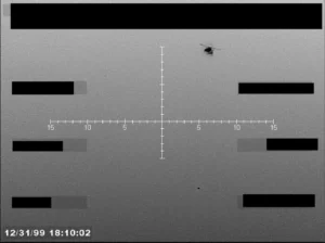 Operação secreta teria atraído orbes em base militar dos Estados Unidos 5 Momento em que uma das testemunhas teria registrado um helicóptero próximo a um dos objetos (fbi-photo-b7, Release 01, war.gov/UFO)