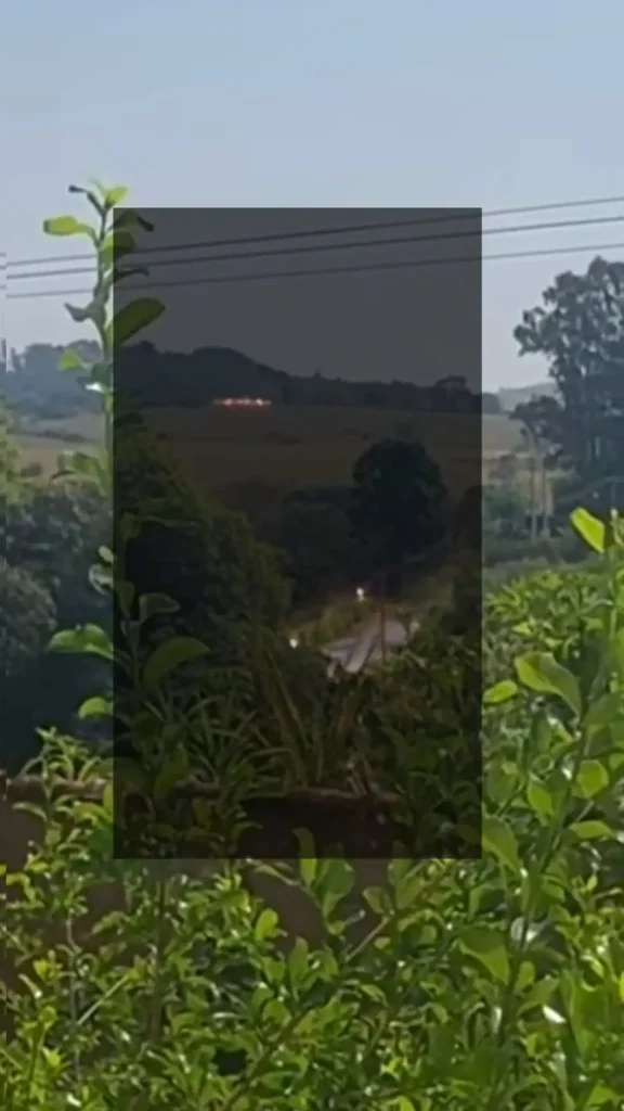Luzes de Guaranésia: investigação tira “disco” do céu, mas mistério permanece no solo 4 A sobreposição a partir dos das imagens diurna e noturna e o relevo apurado no levantamento topográfico por imagens de satélite permitiram determinar a área e distância com razoável precisão (cortesia Jorge Uesu)