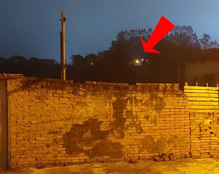 Luzes de Guaranésia: investigação tira “disco” do céu, mas mistério permanece no solo 3 As luzes do segundo vídeo, em outra posição - a própria Elisângela identificou tratar-se de uma chácara (cortesia Elisângela Borges)