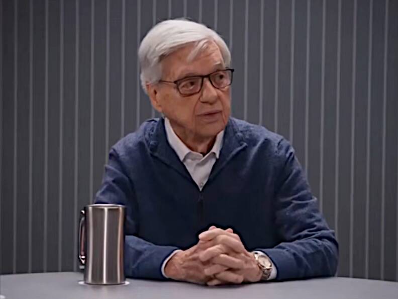 A ufologia circular: como um grupo de pesquisadores se tornou (auto)referência nas revelações sobre OVNIs 10 Dr Harold E.Puthoff participando de um Podcast (Reprodução/Shareitorregreti/YouTube)