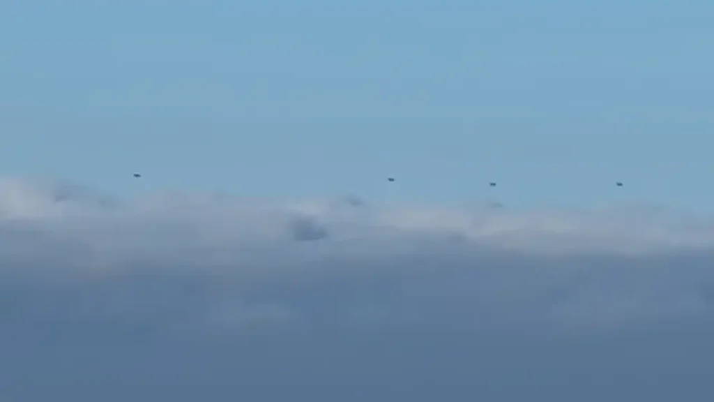 Piloto registra quatro objetos misteriosos sobre lago no Canadá após 13 anos de voos 2 Frame de curioso registro obtido por piloto de avião no Canadá em setembro (reprodução/captura)